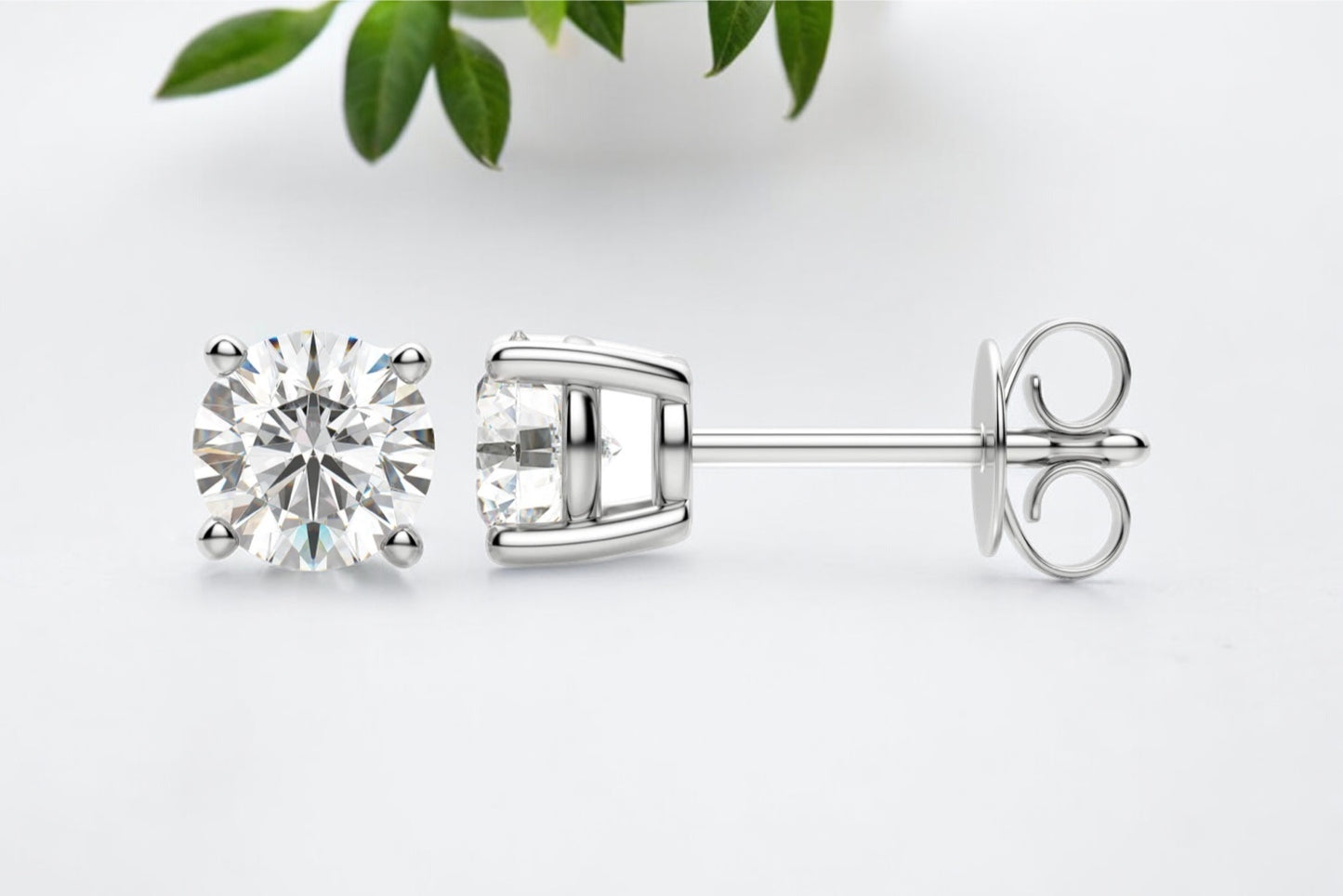 Round Brilliant Diamond 4-prongs Basket Set Stud Earrings